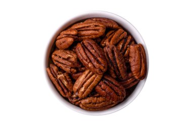 Fındık, seramik kasede ceviz, vejetaryen yemeğinin malzemesi. Besin kaynağı olarak fındık