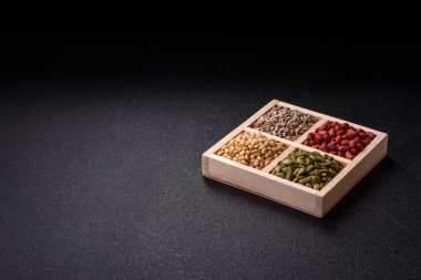 Organik sağlıklı yiyecekler için bir kutu fıstık, sedir fıstığı, ayçiçeği ve balkabağı çekirdeği.