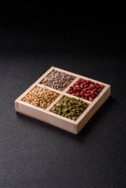 Organik sağlıklı yiyecekler için bir kutu fıstık, sedir fıstığı, ayçiçeği ve balkabağı çekirdeği.