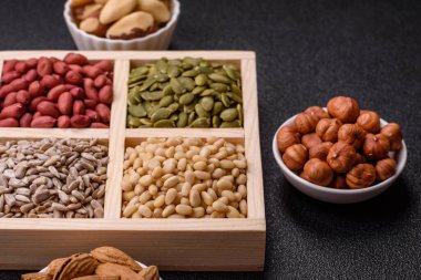 Organik sağlıklı yiyecekler için bir kutu fıstık, sedir fıstığı, ayçiçeği ve balkabağı çekirdeği.