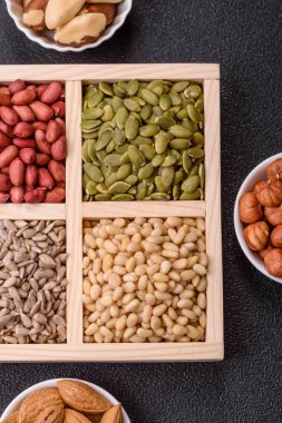 Organik sağlıklı yiyecekler için bir kutu fıstık, sedir fıstığı, ayçiçeği ve balkabağı çekirdeği.