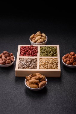 Organik sağlıklı yiyecekler için bir kutu fıstık, sedir fıstığı, ayçiçeği ve balkabağı çekirdeği.