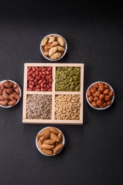 Organik sağlıklı yiyecekler için bir kutu fıstık, sedir fıstığı, ayçiçeği ve balkabağı çekirdeği.