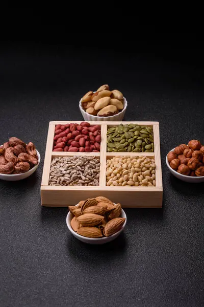 Organik sağlıklı yiyecekler için bir kutu fıstık, sedir fıstığı, ayçiçeği ve balkabağı çekirdeği.