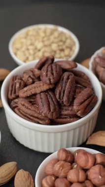 Fındık, seramik kasede ceviz, vejetaryen yemeğinin malzemesi. Besin kaynağı olarak fındık