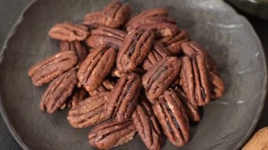 Fındık, seramik kasede ceviz, vejetaryen yemeğinin malzemesi. Besin kaynağı olarak fındık