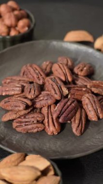 Fındık, seramik kasede ceviz, vejetaryen yemeğinin malzemesi. Besin kaynağı olarak fındık