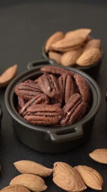 Fındık, seramik kasede ceviz, vejetaryen yemeğinin malzemesi. Besin kaynağı olarak fındık