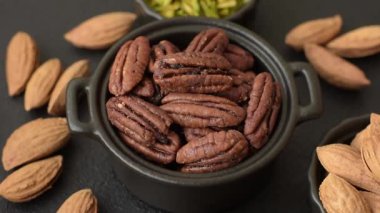 Fındık, seramik kasede ceviz, vejetaryen yemeğinin malzemesi. Besin kaynağı olarak fındık