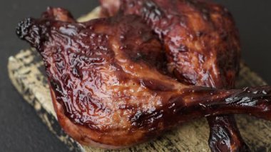 Ördek, tavuk budu ya da koyu beton arka planda ızgara. Ördek konfetisi, tuzlu ve baharatlı Asya yemeği