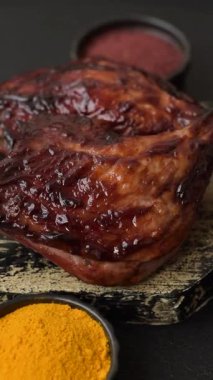 Ördek, tavuk budu ya da koyu beton arka planda ızgara. Ördek konfetisi, tuzlu ve baharatlı Asya yemeği