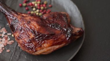 Ördek, tavuk budu ya da koyu beton arka planda ızgara. Ördek konfetisi, tuzlu ve baharatlı Asya yemeği