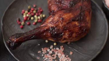 Ördek, tavuk budu ya da koyu beton arka planda ızgara. Ördek konfetisi, tuzlu ve baharatlı Asya yemeği