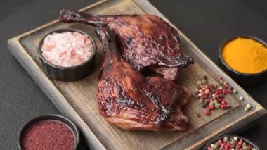 Ördek, tavuk budu ya da koyu beton arka planda ızgara. Ördek konfetisi, tuzlu ve baharatlı Asya yemeği