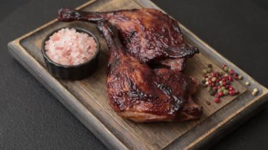 Ördek, tavuk budu ya da koyu beton arka planda ızgara. Ördek konfetisi, tuzlu ve baharatlı Asya yemeği