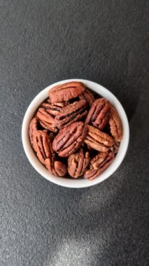 Fındık, seramik kasede ceviz, vejetaryen yemeğinin malzemesi. Besin kaynağı olarak fındık