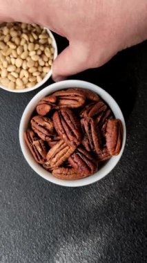 Fındık, seramik kasede ceviz, vejetaryen yemeğinin malzemesi. Besin kaynağı olarak fındık