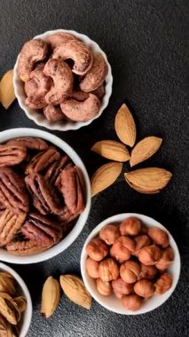 Fındık, seramik kasede ceviz, vejetaryen yemeğinin malzemesi. Besin kaynağı olarak fındık