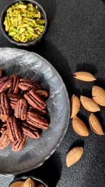 Fındık, seramik kasede ceviz, vejetaryen yemeğinin malzemesi. Besin kaynağı olarak fındık
