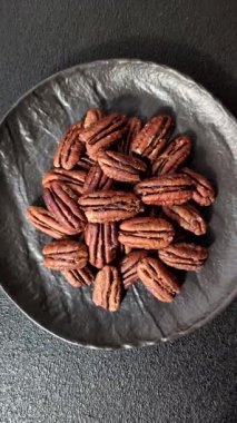 Fındık, seramik kasede ceviz, vejetaryen yemeğinin malzemesi. Besin kaynağı olarak fındık