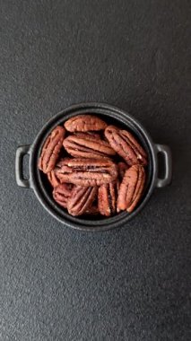 Fındık, seramik kasede ceviz, vejetaryen yemeğinin malzemesi. Besin kaynağı olarak fındık