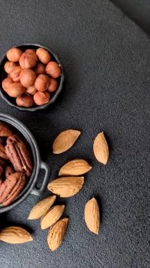 Fındık, seramik kasede ceviz, vejetaryen yemeğinin malzemesi. Besin kaynağı olarak fındık