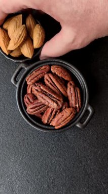 Fındık, seramik kasede ceviz, vejetaryen yemeğinin malzemesi. Besin kaynağı olarak fındık