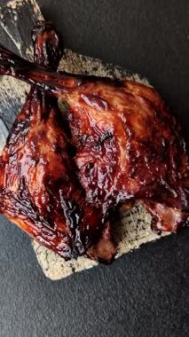 Ördek, tavuk budu ya da koyu beton arka planda ızgara. Ördek konfetisi, tuzlu ve baharatlı Asya yemeği