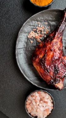 Ördek, tavuk budu ya da koyu beton arka planda ızgara. Ördek konfetisi, tuzlu ve baharatlı Asya yemeği