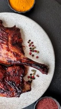 Ördek, tavuk budu ya da koyu beton arka planda ızgara. Ördek konfetisi, tuzlu ve baharatlı Asya yemeği