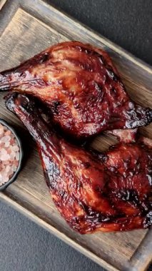 Ördek, tavuk budu ya da koyu beton arka planda ızgara. Ördek konfetisi, tuzlu ve baharatlı Asya yemeği