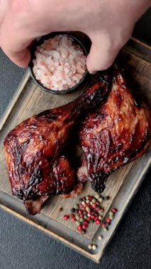 Ördek, tavuk budu ya da koyu beton arka planda ızgara. Ördek konfetisi, tuzlu ve baharatlı Asya yemeği