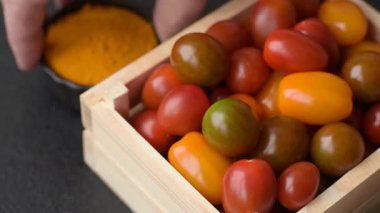 Sebze yemeği olarak farklı renkte domatesler. Çeri domateslerinden oluşan çok renkli bir arkaplan