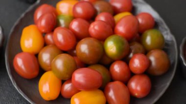 Sebze yemeği olarak farklı renkte domatesler. Çeri domateslerinden oluşan çok renkli bir arkaplan