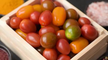 Sebze yemeği olarak farklı renkte domatesler. Çeri domateslerinden oluşan çok renkli bir arkaplan