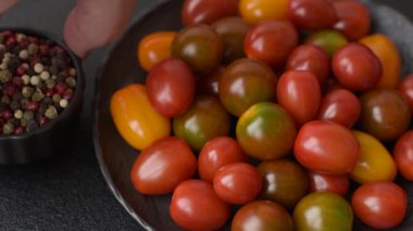 Sebze yemeği olarak farklı renkte domatesler. Çeri domateslerinden oluşan çok renkli bir arkaplan