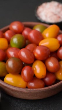 Sebze yemeği olarak farklı renkte domatesler. Çeri domateslerinden oluşan çok renkli bir arkaplan