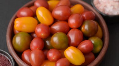 Sebze yemeği olarak farklı renkte domatesler. Çeri domateslerinden oluşan çok renkli bir arkaplan