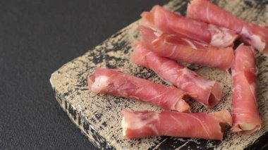 Peynir ve et, jamon ya da jambonlu sandviç. Kutlama masası için antipasti ya da lezzetler.