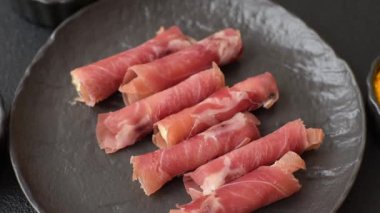 Peynir ve et, jamon ya da jambonlu sandviç. Kutlama masası için antipasti ya da lezzetler.