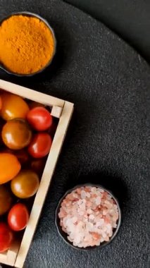 Sebze yemeği olarak farklı renkte domatesler. Çeri domateslerinden oluşan çok renkli bir arkaplan