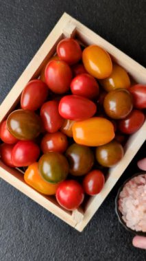 Sebze yemeği olarak farklı renkte domatesler. Çeri domateslerinden oluşan çok renkli bir arkaplan