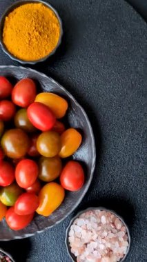 Sebze yemeği olarak farklı renkte domatesler. Çeri domateslerinden oluşan çok renkli bir arkaplan