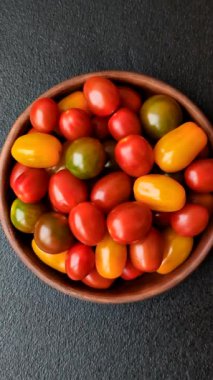 Sebze yemeği olarak farklı renkte domatesler. Çeri domateslerinden oluşan çok renkli bir arkaplan