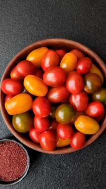 Sebze yemeği olarak farklı renkte domatesler. Çeri domateslerinden oluşan çok renkli bir arkaplan