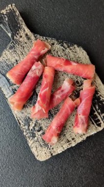 Peynir ve et, jamon ya da jambonlu sandviç. Kutlama masası için antipasti ya da lezzetler.