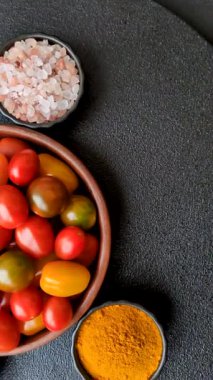 Sebze yemeği olarak farklı renkte domatesler. Çeri domateslerinden oluşan çok renkli bir arkaplan