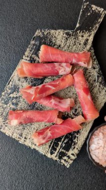 Peynir ve et, jamon ya da jambonlu sandviç. Kutlama masası için antipasti ya da lezzetler.