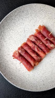 Peynir ve et, jamon ya da jambonlu sandviç. Kutlama masası için antipasti ya da lezzetler.