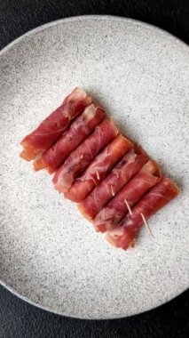 Peynir ve et, jamon ya da jambonlu sandviç. Kutlama masası için antipasti ya da lezzetler.